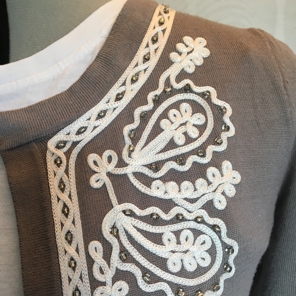 Short-sleeve crop cardigan with white embroidery - Picture 2 of 6